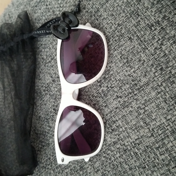 WHBM Hello Kitty White Sunglasses - Picture 2 of 4